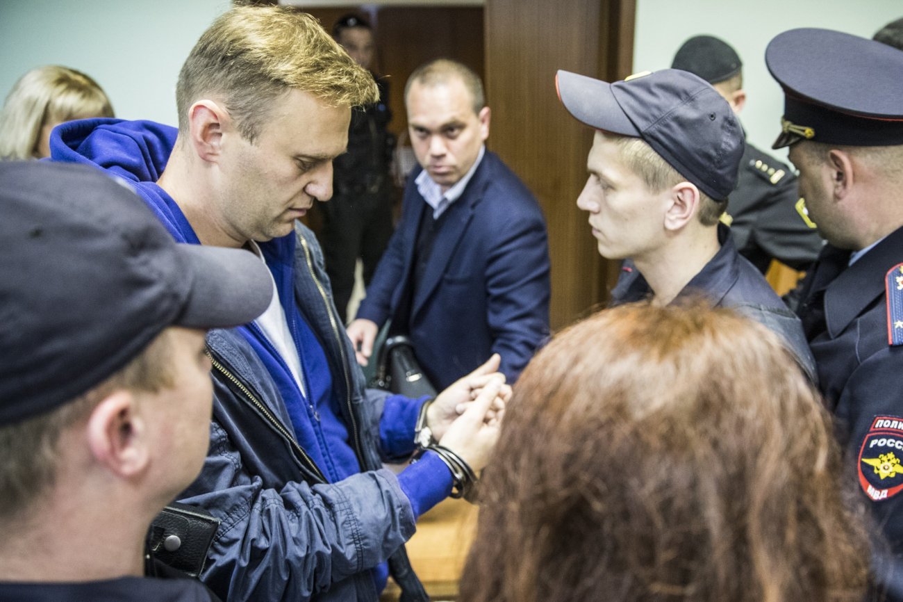 Navalny handcuffs2